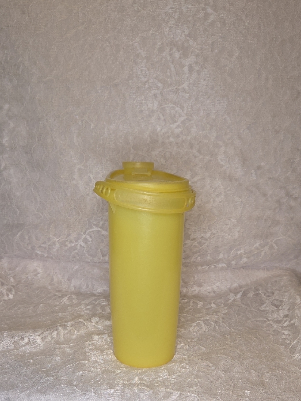 Tupperware: Pitcher With Handle - Picture 4 of 10